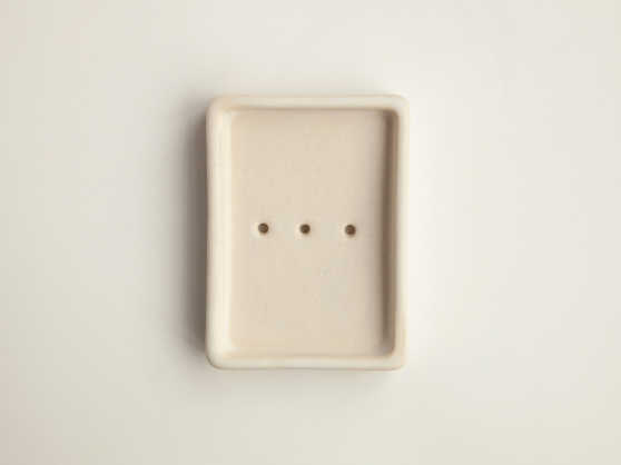 Day 1 - Handgemaakt Keramieken Zeepbakje Wit met Gaatjes