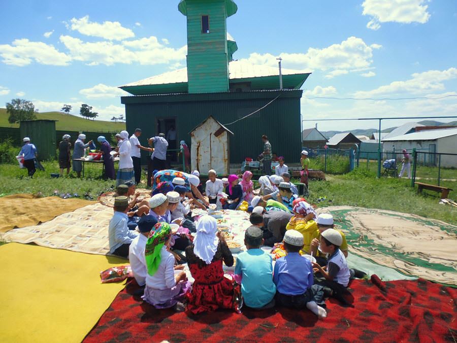 Тупаҡ мәсете алдында