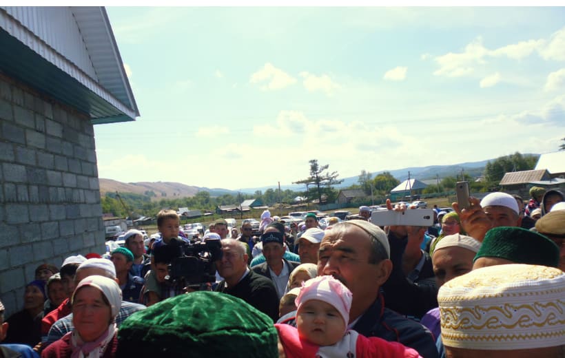 жители деревни возле мечети