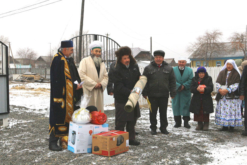 подарки от жителей в честь открытия мечети