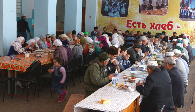 праздничный стол в честь открытия мечети