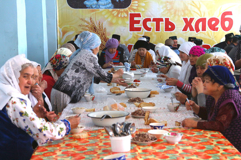 праздничный стол в честь открытия мечети