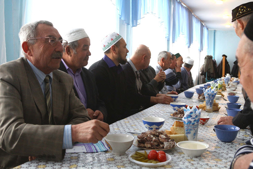 за столом, мусульмане