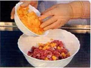 ҡабаҡ менән ит фаршын болғайбыҙ фарш