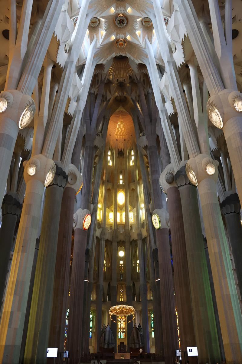 Sagrada Familia Interior Vertical - 3