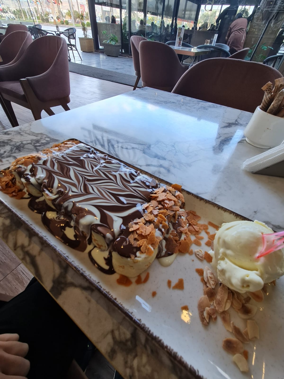 Dessert dans un café moderne marocain — gaufre chocolat et glace vanille