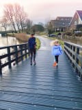 Elin en Lotte op bruggetje