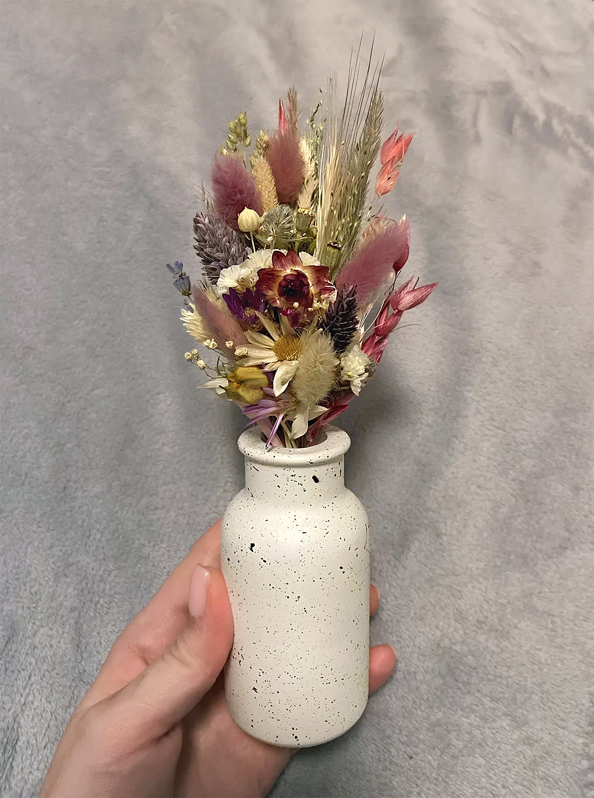 Фото відгук: Маленька циліндрична гіпсова ваза з букетом рожево-лілових сухоцвітів