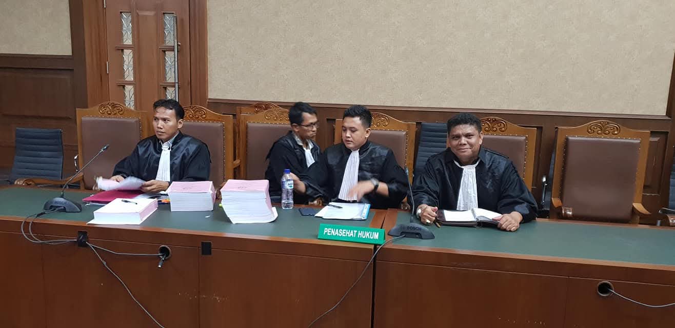 Bapak Raymond Simamora, S.H., M.H. bersama tim penasihat hukum saat menghadiri persidangan resmi di pengadilan.