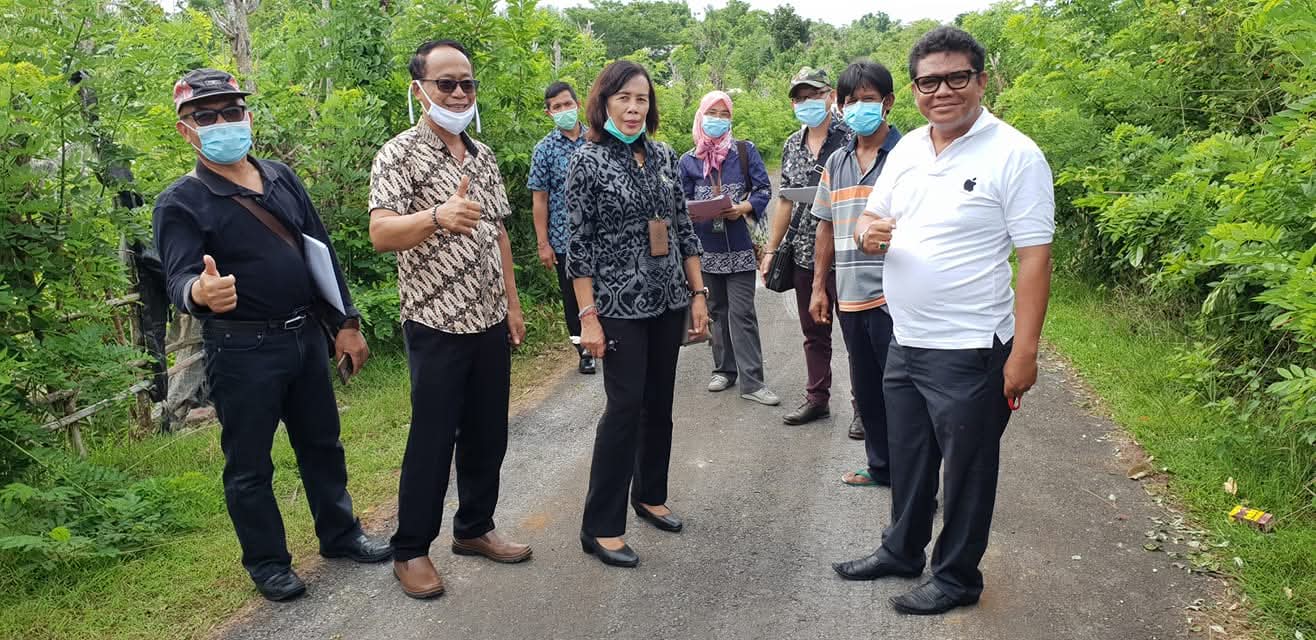 Potret Raymond Simamora, S.H., M.H. (paling kanan) bersama warga dan aparat setempat saat melakukan peninjauan lokasi di sebuah jalan pedesaan.