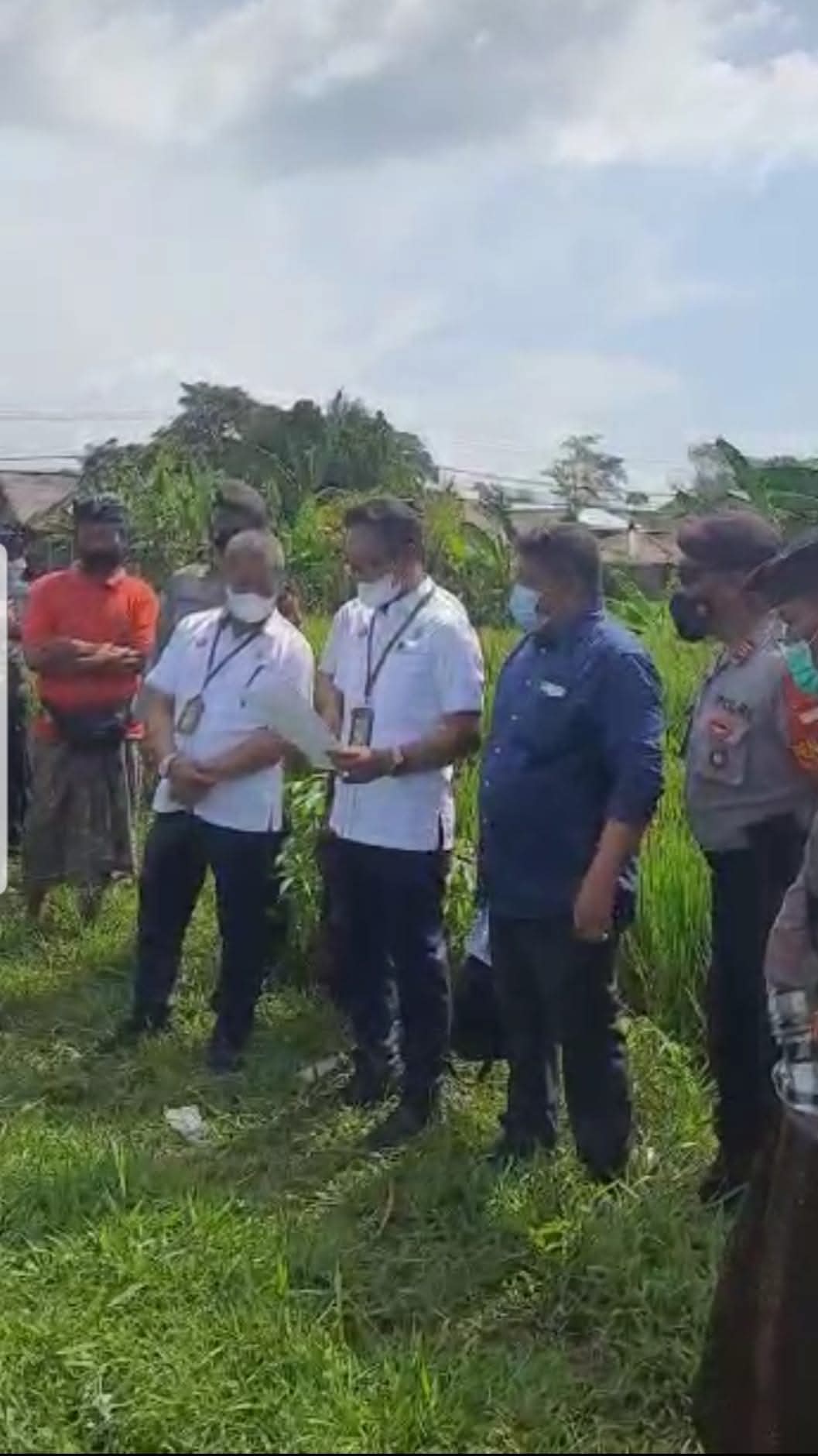 Bapak Raymond sedang mengikuti agenda eksekusi karena kami menang dalam perkara perdata