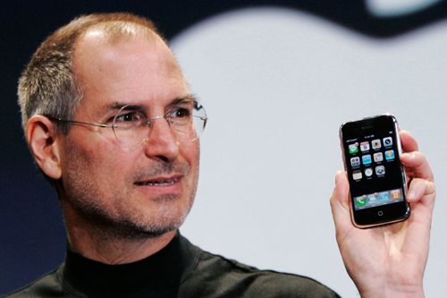 http://m.f5.img.vnecdn.net/2015/01/10/steve-jobs-holding-iphone-6092-1420854740.jpg