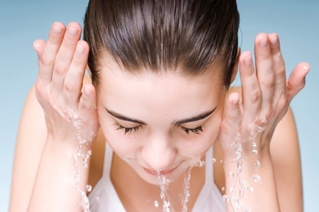 donna-acqua-viso.jpg