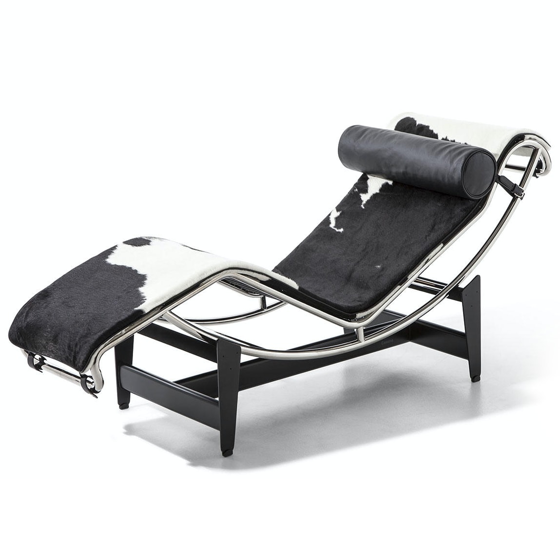 Chaise longue LC4 avec fourrure noirblanc de Cassina