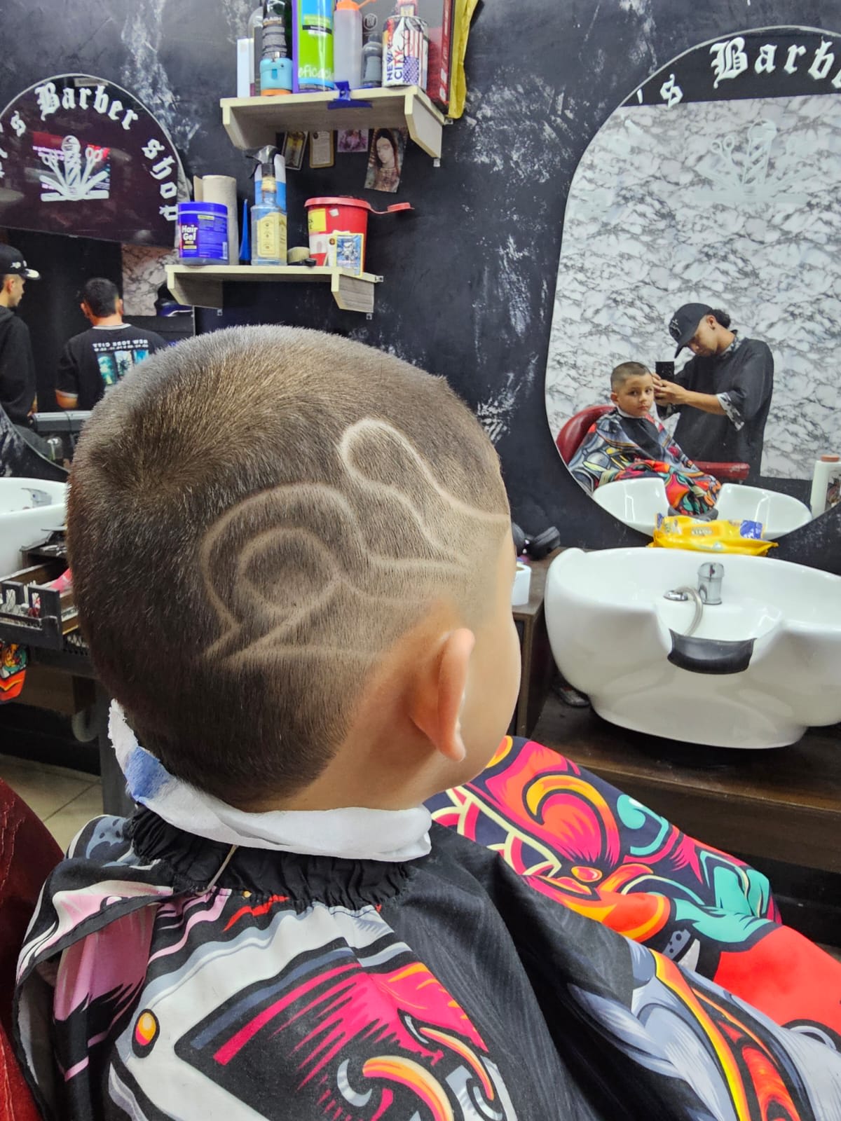 Ambiente familiar en Pupi's Barbershop
