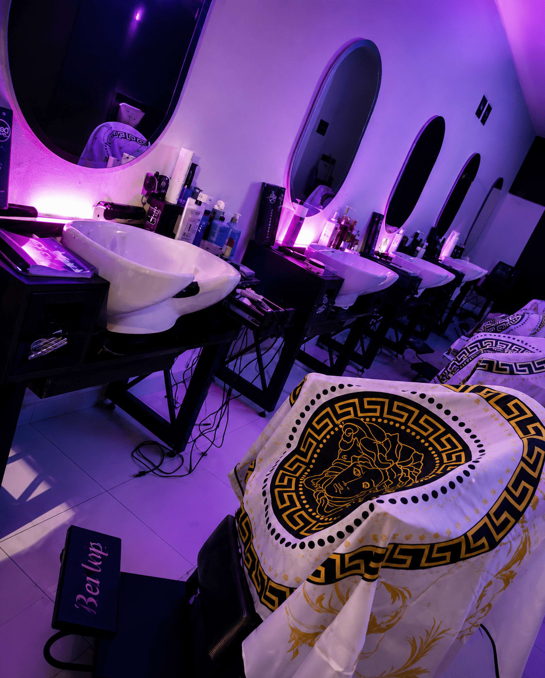 Interior de Pupi's Barbershop