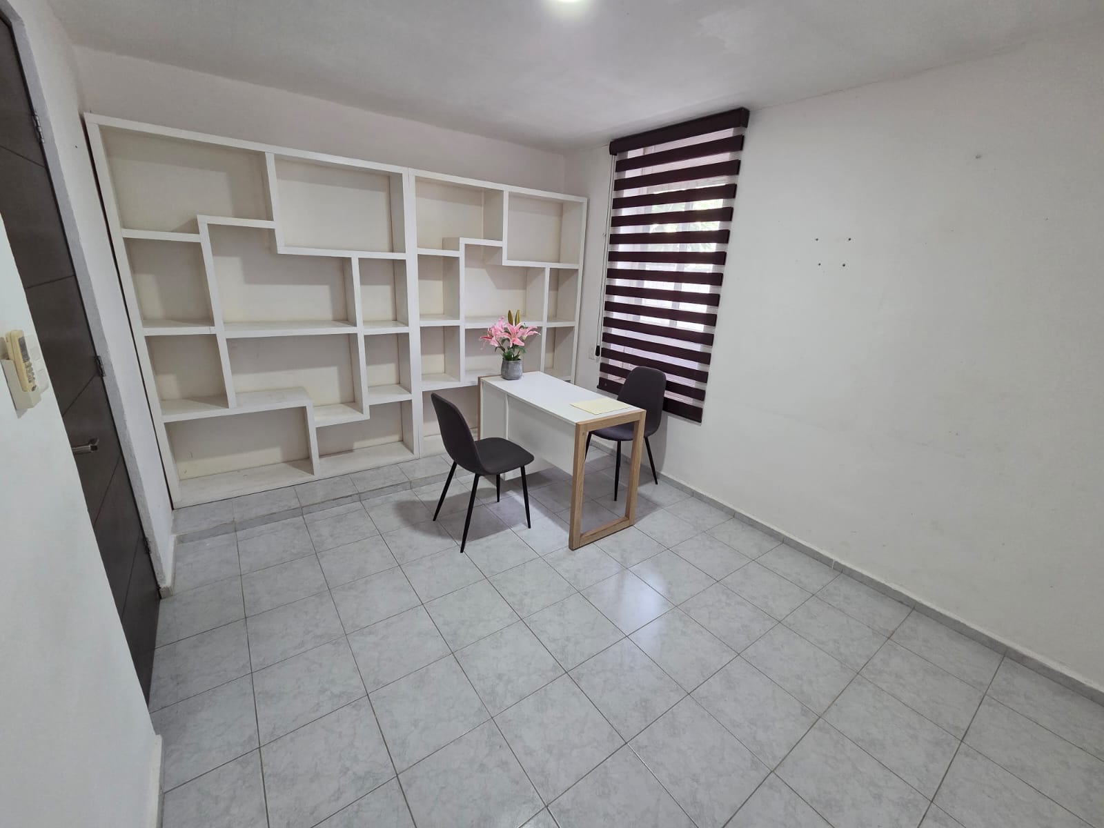 Renta consultorio u oficina en Av. La Luna