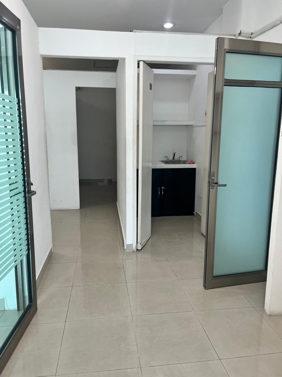 RENTA OFICINA EN PLAZA CANAIMA AV TULUM