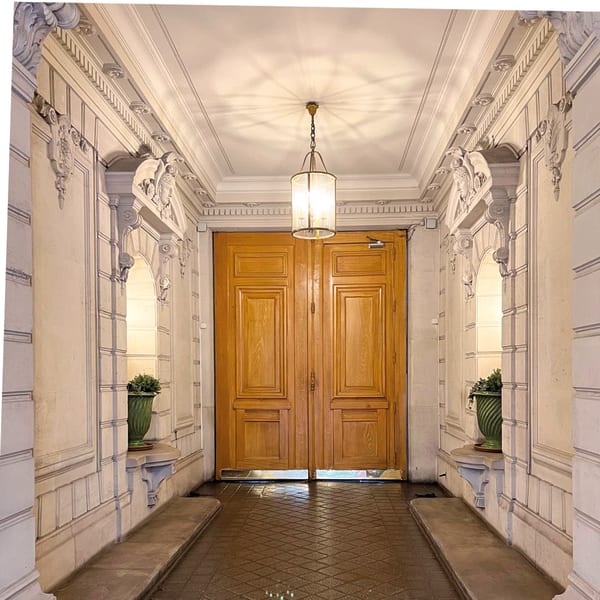 Hall d’entrée immeuble haussmannien Paris 8e – rénovation loge en local courrier avec marbre et moulures, remplacement colonnes d’eau potable, boîte à colis, cages d’escalier de service – ICOSA CONCEPTION