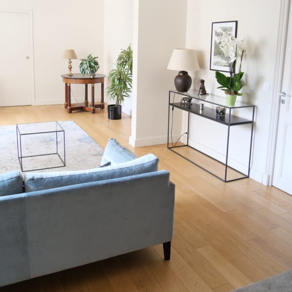 Salon appartement 16ème arrondissement Paris après rénovation complète – sols, murs et plafond refaits, parquet massif et aménagement sur mesure – ICOSA CONCEPTION