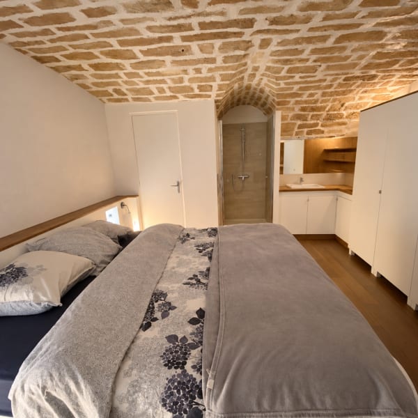 suite parentale souplex Place de Clichy après rénovation complète – espace aménagé sur mesure dans partie assainie du sous-sol – ICOSA CONCEPTION