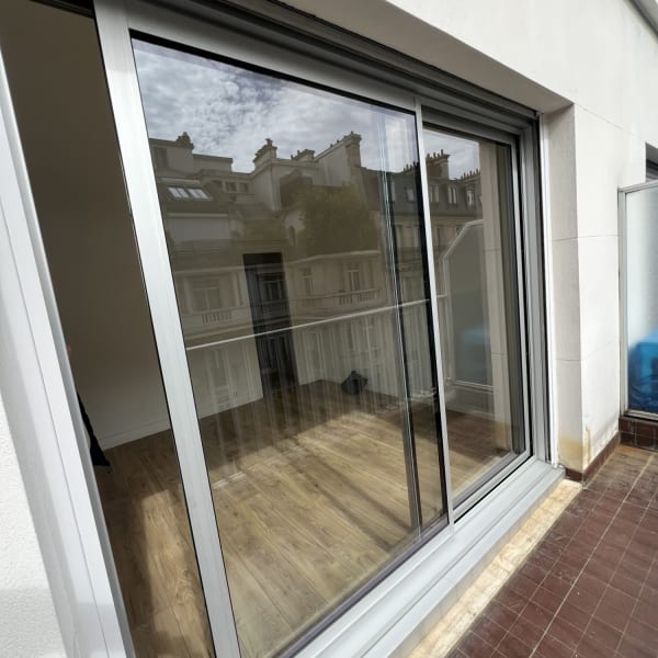 Nouvelles fenêtres coulissantes en aluminium anodisé après travaux dans un appartement à Paris 17e