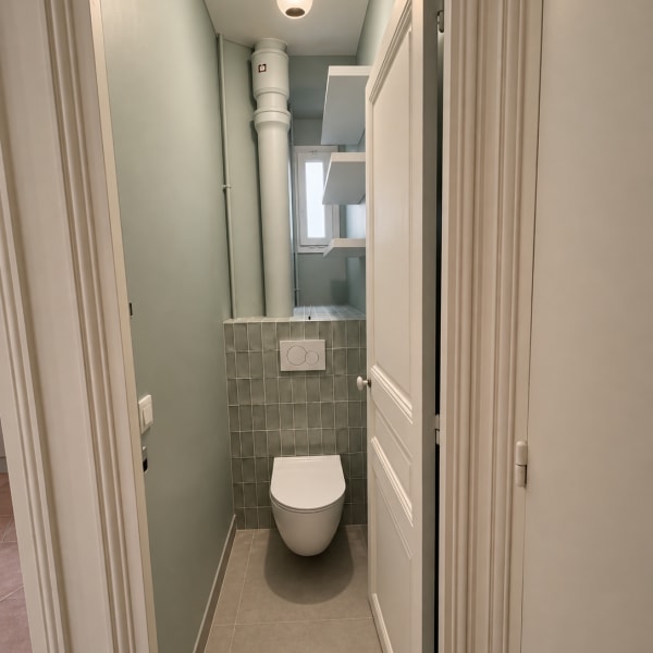 WC rénové avec création de WC suspendus, étagères de rangement par ICOSA RÉALISATION à Paris 13e