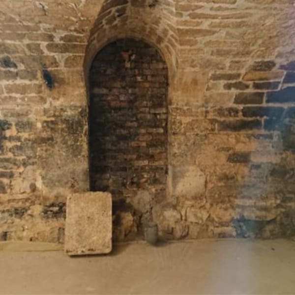 Salle de bain sous-sol souplex Place de Clichy avant travaux – état initial avant assainissement et rénovation complète – ICOSA CONCEPTION
