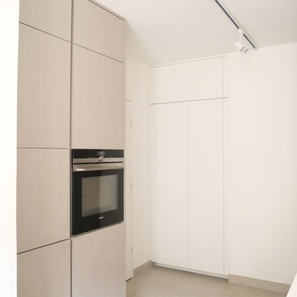Cuisine appartement 16ème arrondissement Paris après rénovation complète – aménagement épuré et mobilier sur mesure – ICOSA CONCEPTION