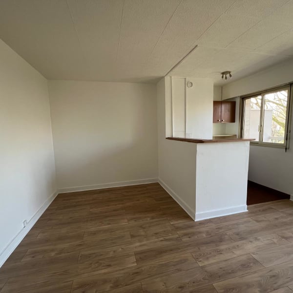 Pièce de vie avant rénovation complète d’un studio de 35 m² à Neuilly-sur-Seine