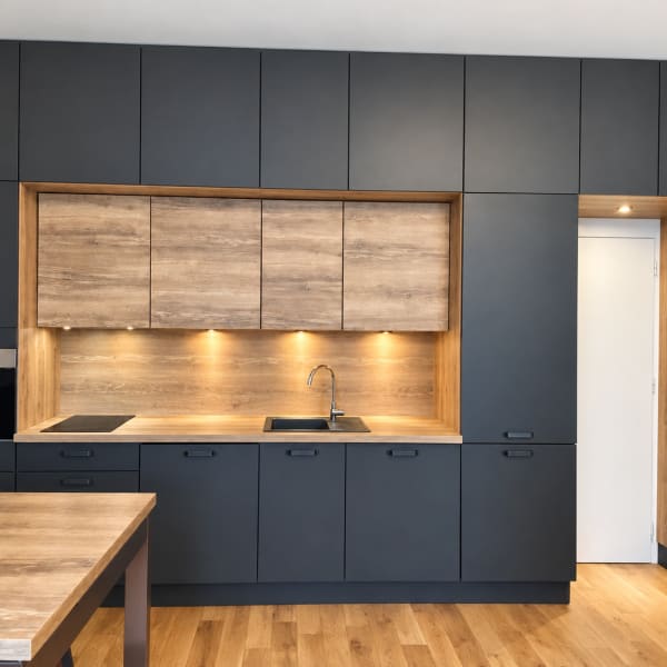 Cuisine souplex Place de Clichy après rénovation complète – mobilier sur mesure et agencement fonctionnel – ICOSA CONCEPTION