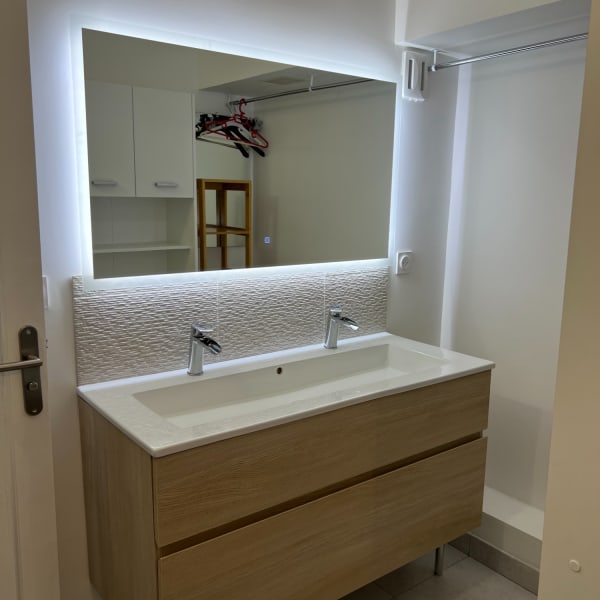 Salle de bain appartement Tours après rénovation – nouveau carrelage et faïence, douche moderne et miroir rétro-éclairé – ICOSA CONCEPTION