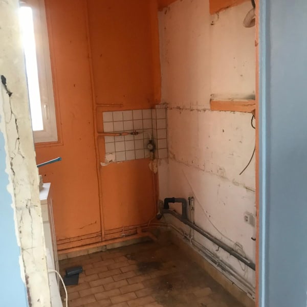 Salle d’eau avant rénovation complète dans un appartement de 60 m² à Montreuil