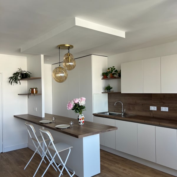 Cuisine ouverte sur salon appartement Tours après travaux – îlot central/bar, meubles de cuisine sur mesure et optimisation de l’espace – ICOSA CONCEPTION