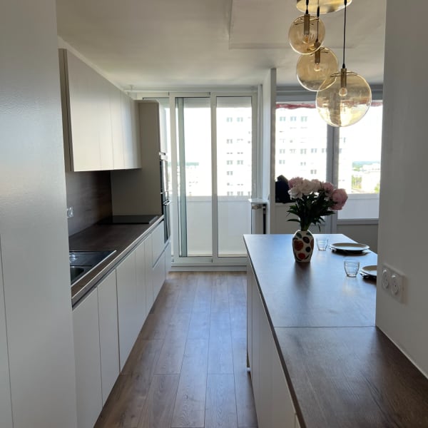 Cuisine appartement Tours après rénovation – baie vitrée coulissante, aménagement sur mesure et optimisation de l’espace – ICOSA CONCEPTION