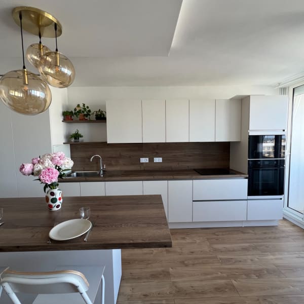 Salon appartement Tours après rénovation – cuisine ouverte, nouveaux revêtements de sols et aménagement optimisé – ICOSA CONCEPTION