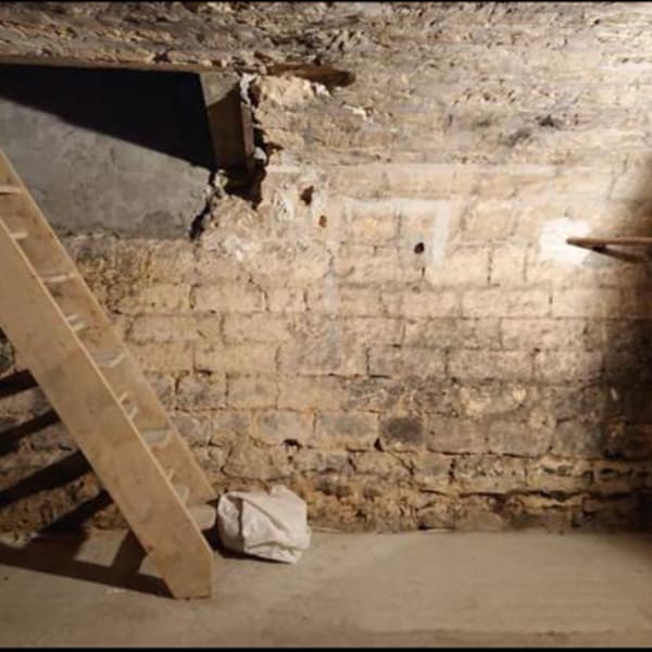 Sous-sol et escalier souplex Place de Clichy avant travaux – état initial avant assainissement et rénovation complète – ICOSA CONCEPTION
