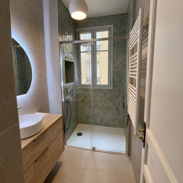 Salle de bains après rénovation complète d’un appartement de 75 m² à Paris 13e par ICOSA RÉALISATION