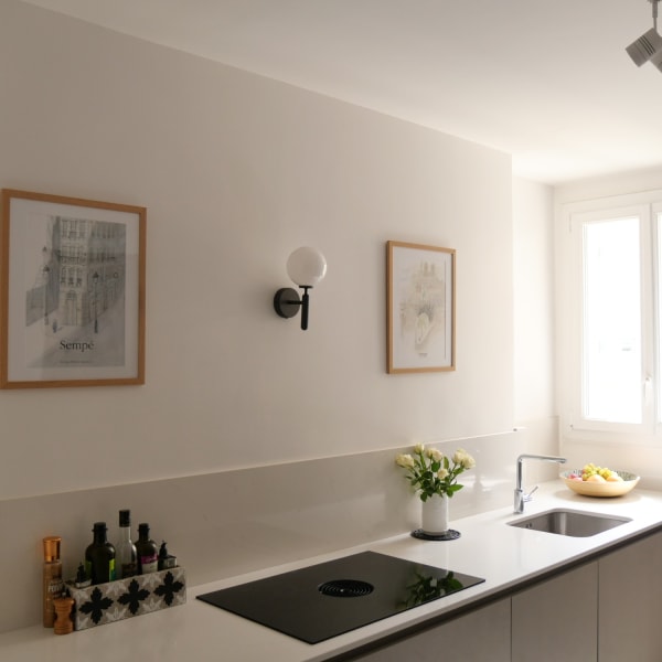 Cuisine appartement 16ème arrondissement Paris après rénovation complète – aménagement épuré et mobilier sur mesure – ICOSA CONCEPTION