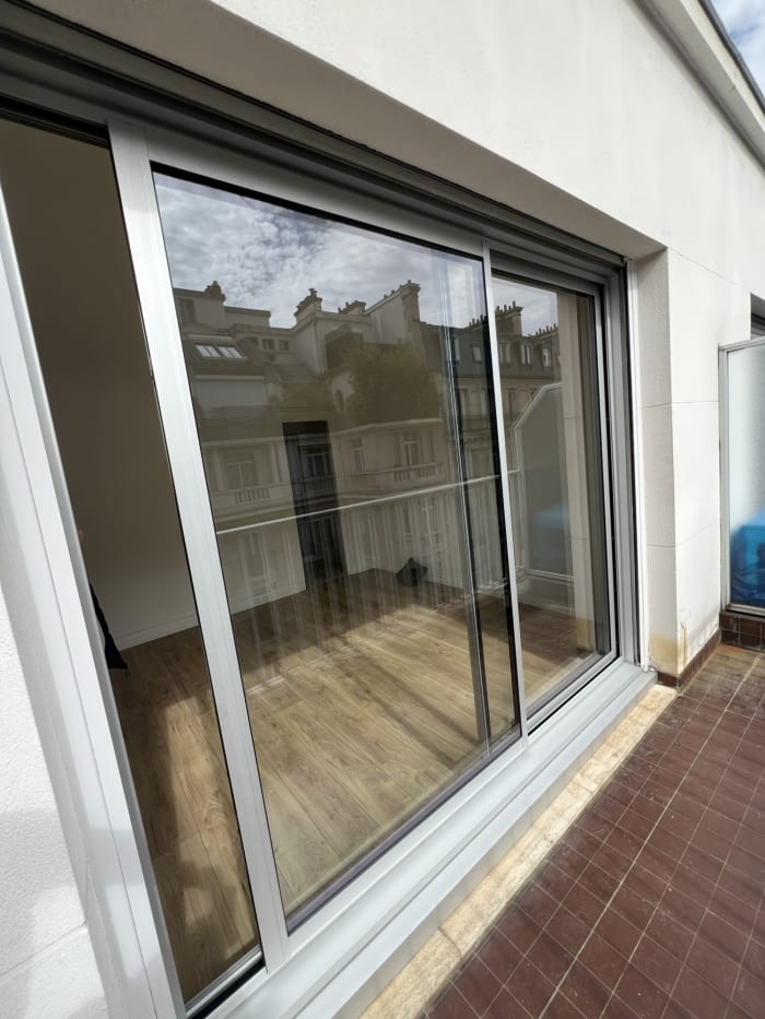 Remplacement de fenêtres coulissantes en aluminium dans un appartement de 40 m² à Paris 17e