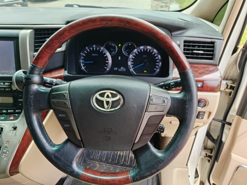 Toyota Vellfire foto 12