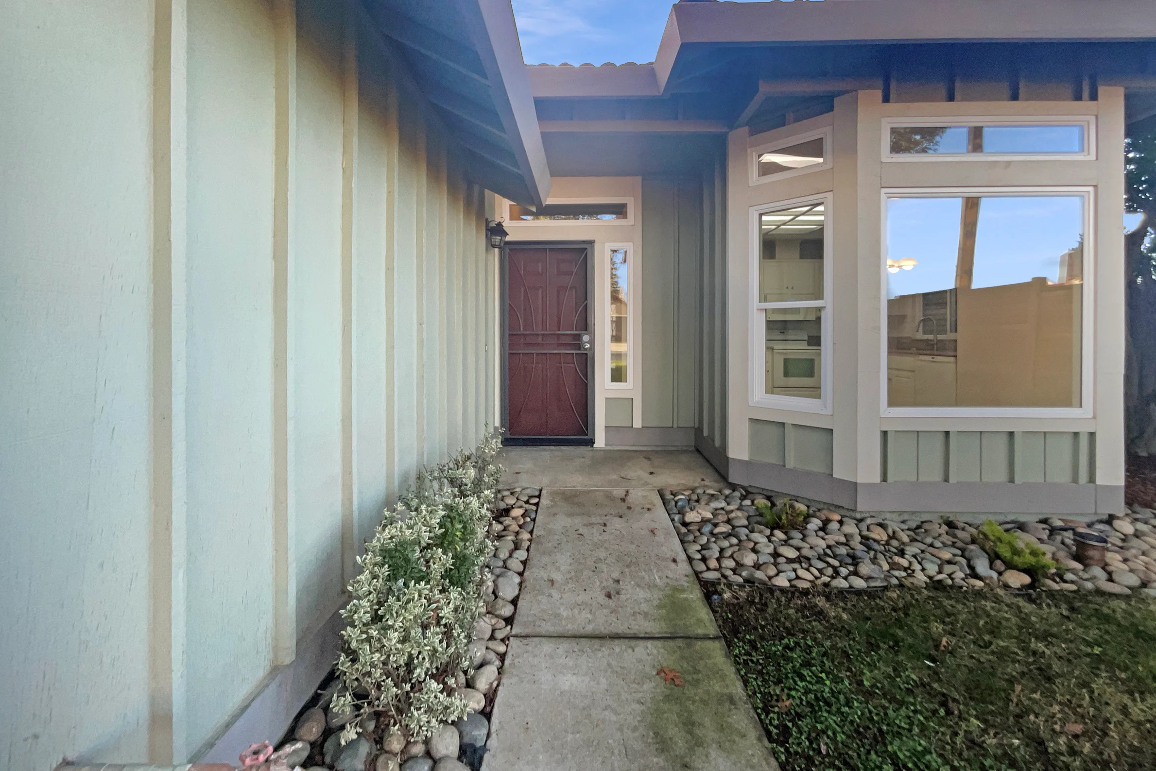 AWESOME AND AFFORDABLE SINGLE FAMILY HOME IN A SOUGHT AFTER LOCATION! gallery image in Antelope, California