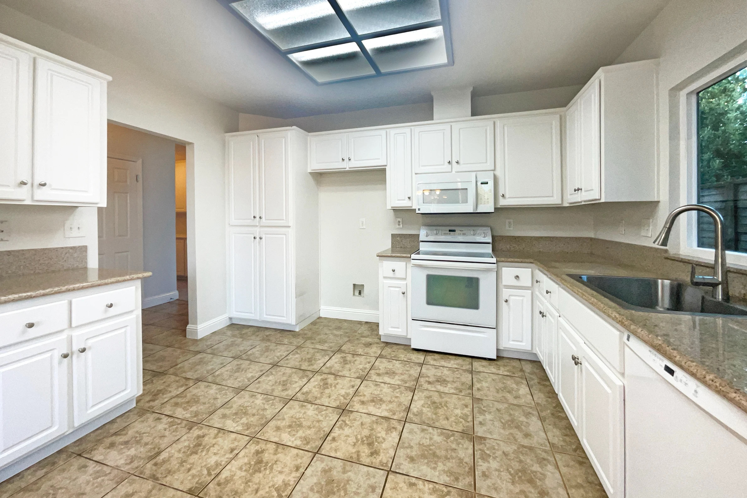AWESOME AND AFFORDABLE SINGLE FAMILY HOME IN A SOUGHT AFTER LOCATION! gallery image in Antelope, California