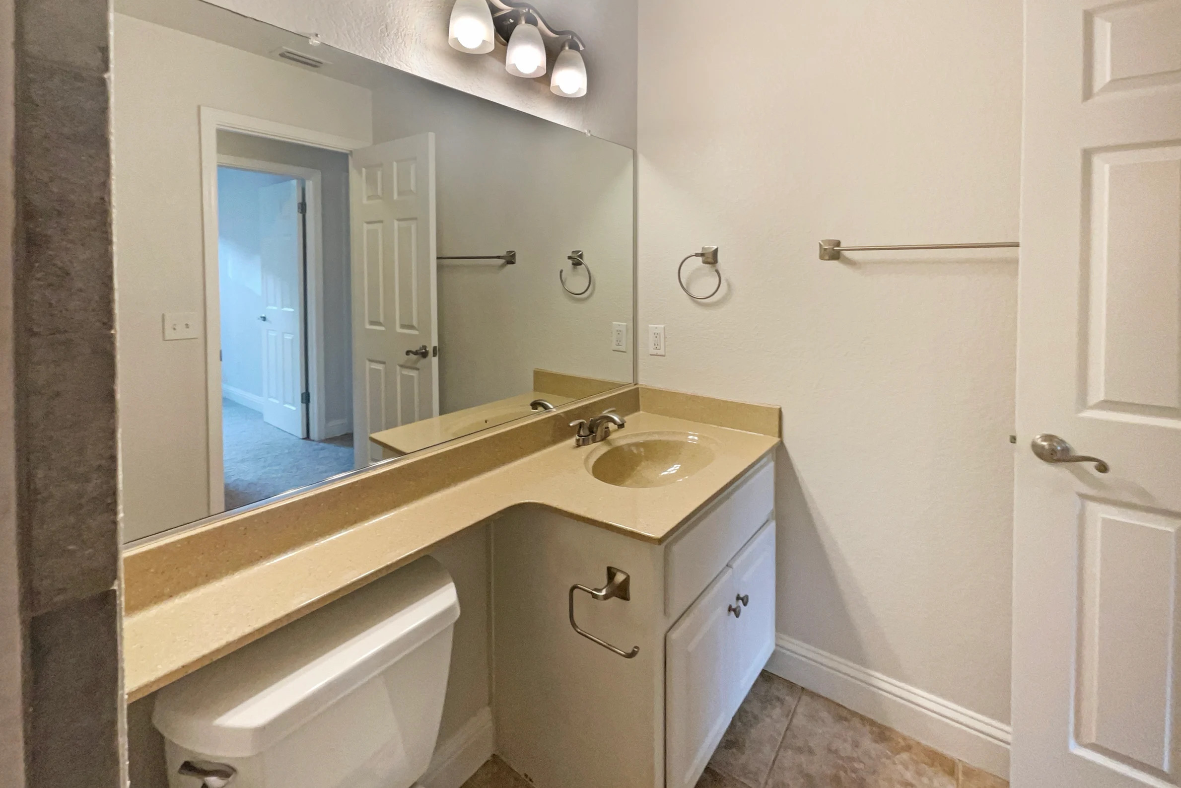 AWESOME AND AFFORDABLE SINGLE FAMILY HOME IN A SOUGHT AFTER LOCATION! gallery image in Antelope, California