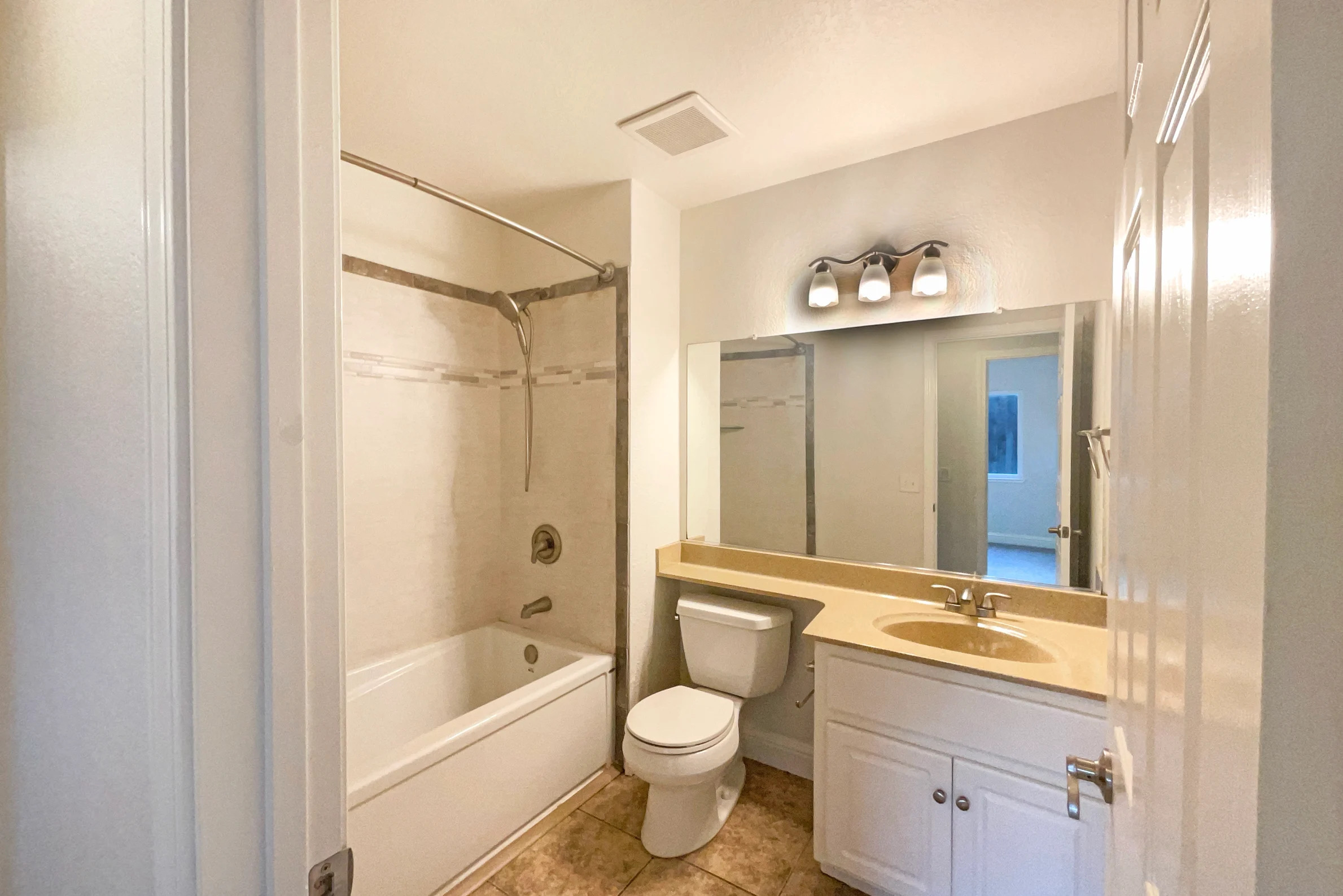 AWESOME AND AFFORDABLE SINGLE FAMILY HOME IN A SOUGHT AFTER LOCATION! gallery image in Antelope, California