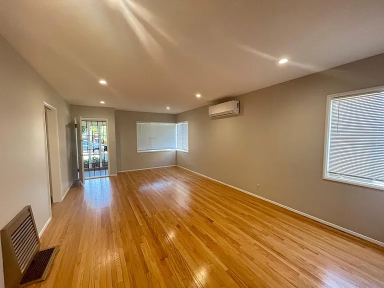 Apartment gallery image in Long Beach, California