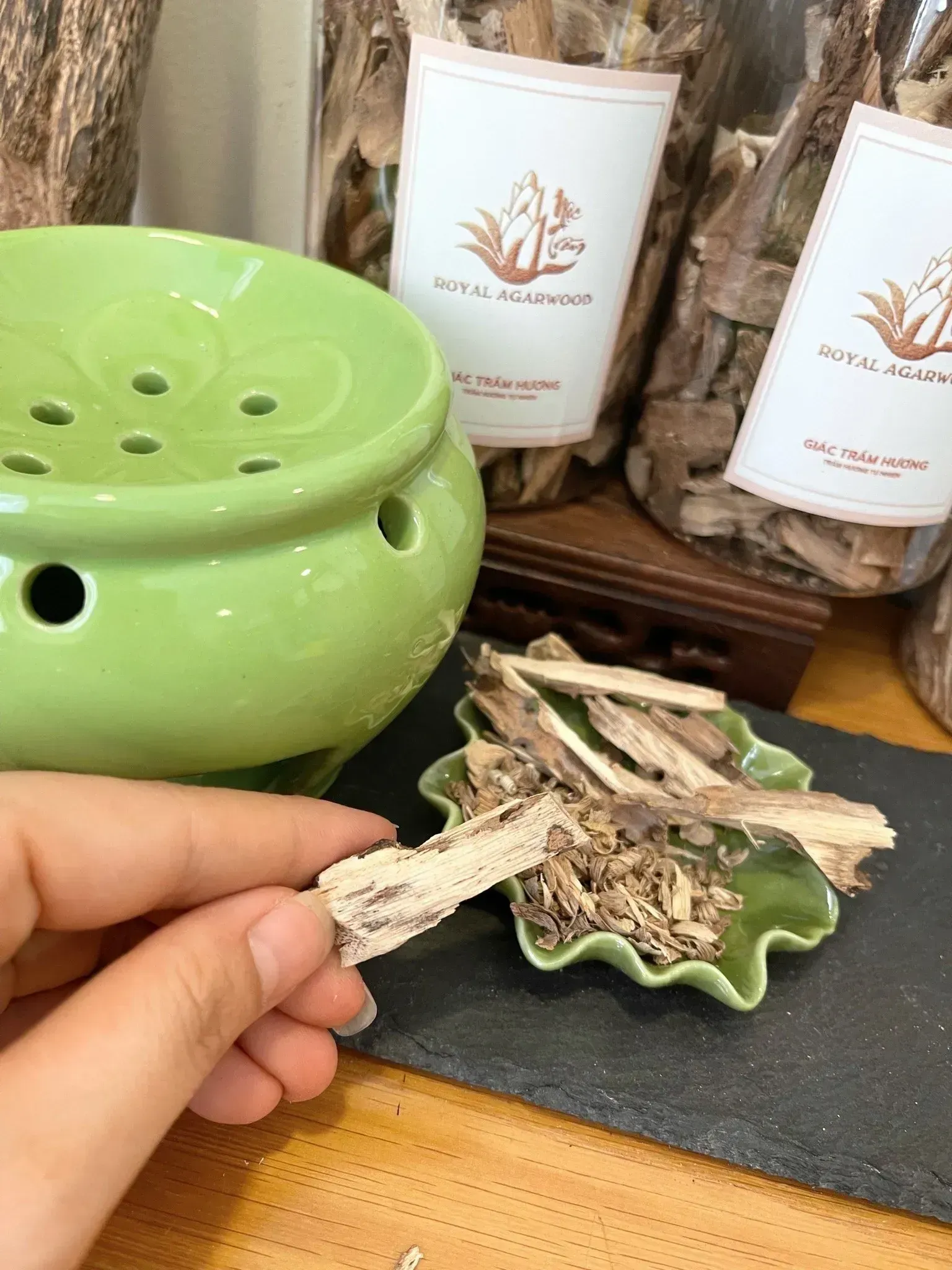 Vụn trầm hương + xát tỉa sợi trầm hương dùng xay làm nhang, xông, đốt tự nhiên [ Hộp 100g]