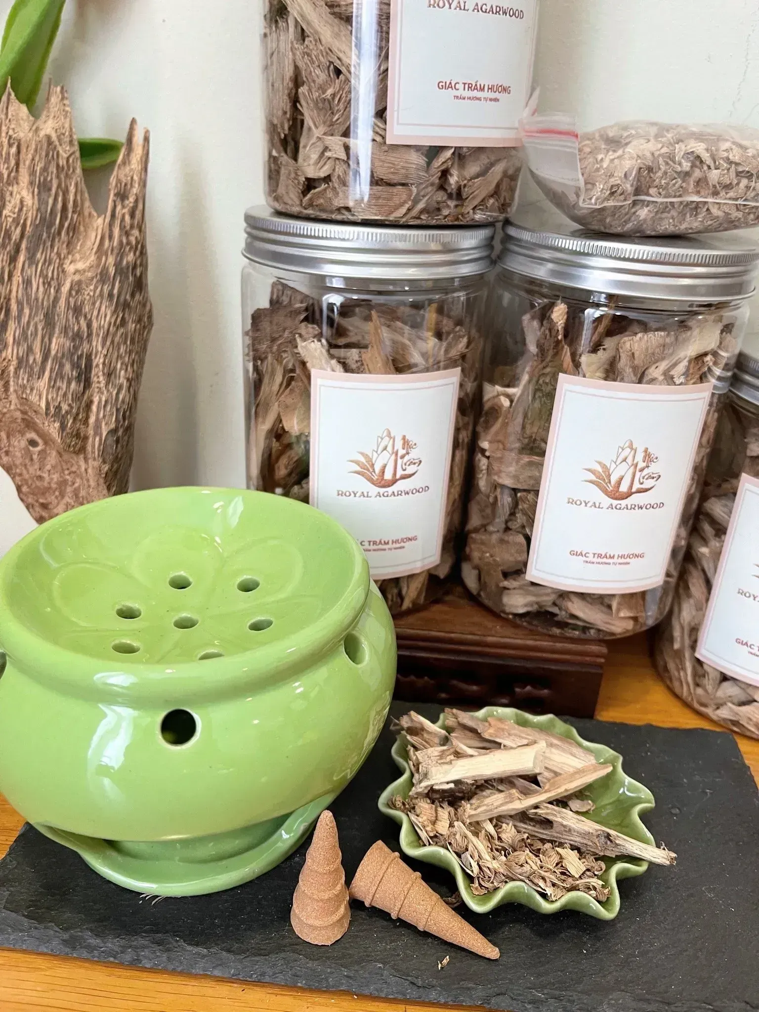 Vụn trầm hương + xát tỉa sợi trầm hương dùng xay làm nhang, xông, đốt tự nhiên [ Hộp 100g]