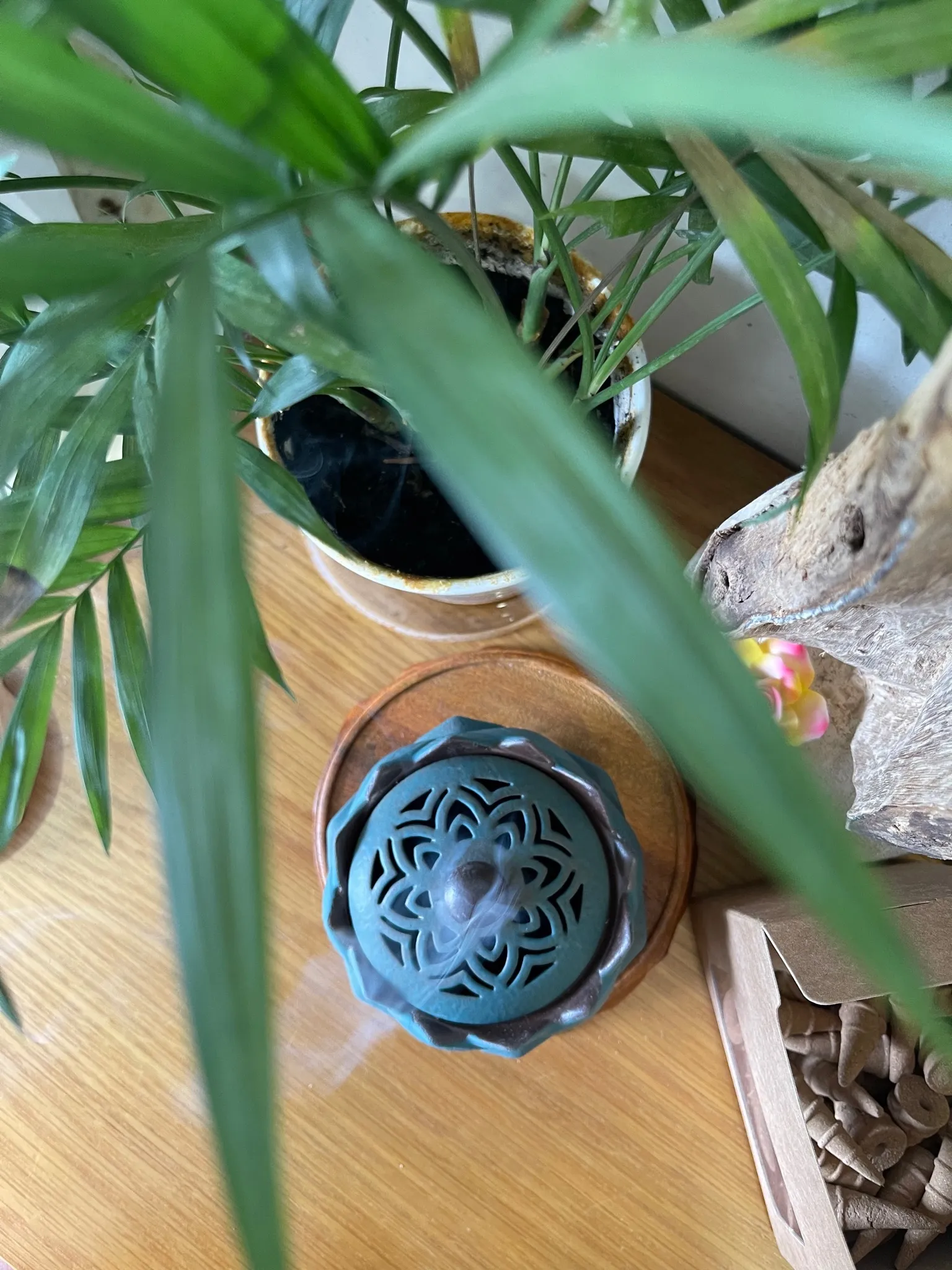 Lư xông đỉnh đốt nhang nụ nhang khoan Trầm hương Hoa sen xanh cao cấp (rộng 10.5 cm)