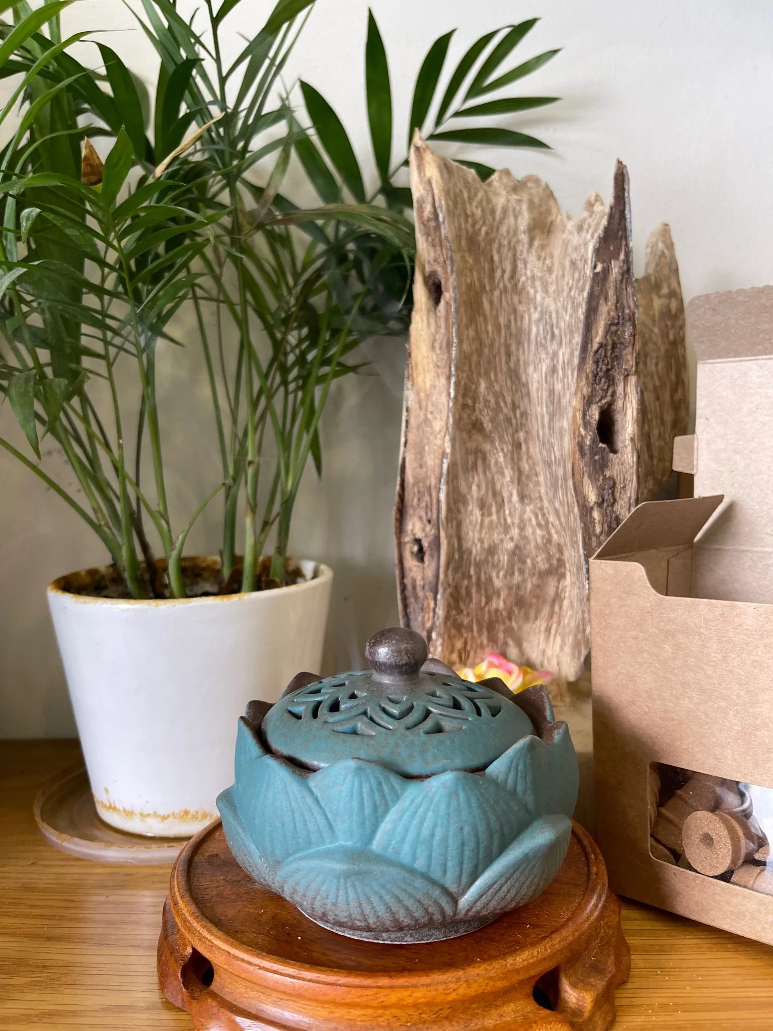 Lư xông đỉnh đốt nhang nụ nhang khoan Trầm hương Hoa sen xanh cao cấp (rộng 10.5 cm)